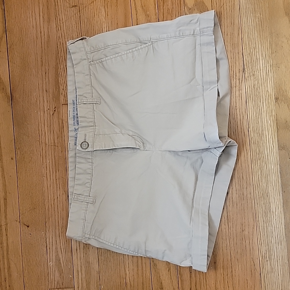 EUC GAP Girlfriend 4" Short